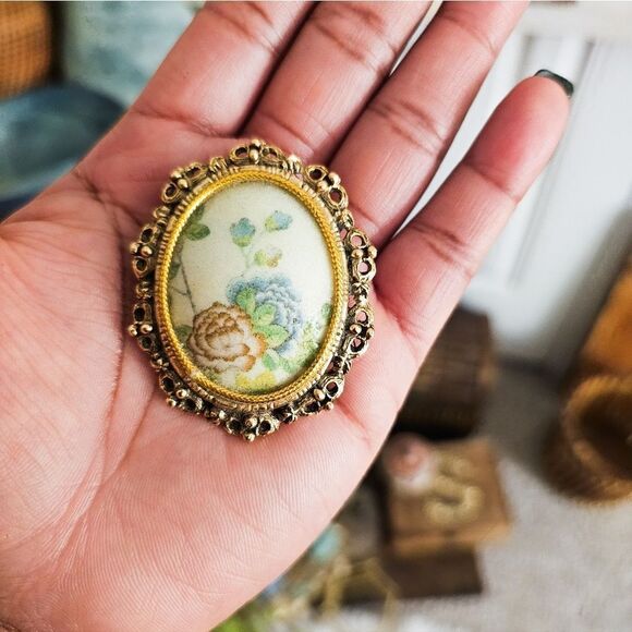 VTG 70's Victorian Cameo GoldTone Frame Sugarstone Oval Pendant Brooch. - Picture 12 of 15